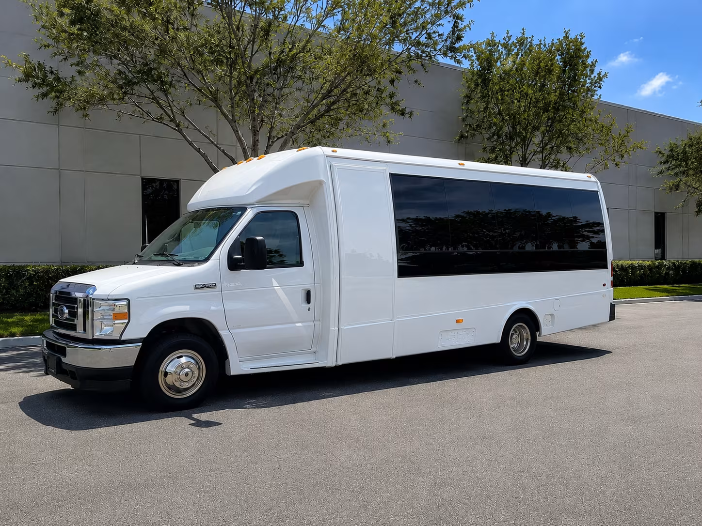 bus rentals for trade shows and convention groups visiting metro detroit